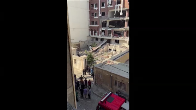 Des images amateures diffusées le 31 janvier 2026 sur les réseaux sociaux montrent des dégâts après une explosion dans un bâtiment de Bandar Abbas, un port du sud de l'Iran sur le Golfe, sans que l'origine ne soit connue à ce stade.
La télévision d'Etat iranienne a souligné que l'explosion avait détruit deux étages d'un bâtiment de huit étages, plusieurs véhicules et des commerces. Des équipes de secours et des pompiers étaient sur place, a-t-elle ajouté.