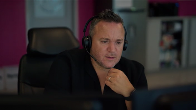 Dans l'épisode 3 d’Appel d’Urgence, un opérateur du 112 dans le Hainaut tente de guider une mère témoin d’un accident impliquant un jeune conducteur gravement blessé. Une séquence tendue où chaque geste peut faire la différence.