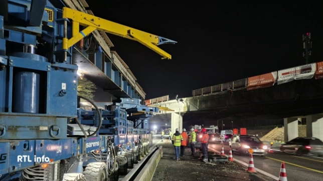 Des travaux ont débuté la nuit dernière sur l'autoroute E40 à hauteur de Bertem. Il s'agit de démanteler un pont surplombant l'autoroute; la nuit dernière, un engin a soulevé une partie du tablier du pont pour le déplacer. Les opérations se poursuivent cette nuit, ce qui impose la fermeture totale d