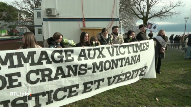 Un mois après la tragédie de Crans-Montana qui a fait 40 victimes et 116 blessés, une marche blanche a été organisée aujourd'hui. Des proches et familles de victimes étaient présents derrière une banderole, réclament la justice et la vérité.