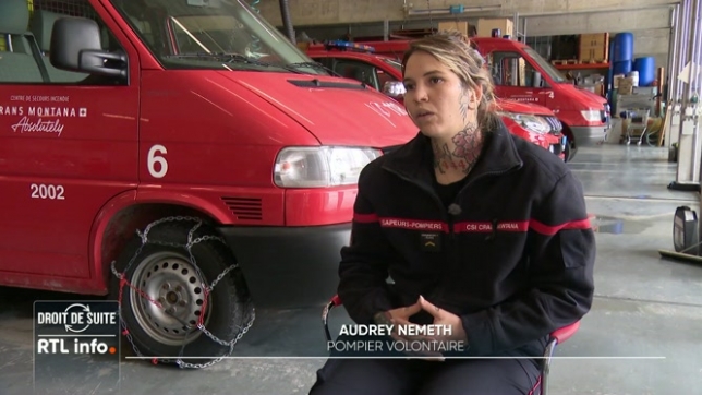 Un mois après la tragédie de Crans-Montana, l'émotion et la douleur restent vives. La parole se libère néanmoins. Des pompiers qui sont intervenus au bar Le Constellation racontent ce qu'ils vont vécu.