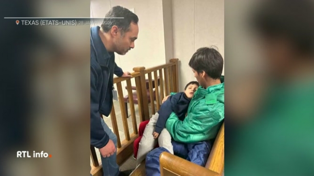 Un juge texan a ordonné la libération d'un enfant de 5 ans et de son père, détenus depuis le 20 janvier. Le juge dénonce des méthodes « dépourvues de décence humaine », même si le père reste menacé d'expulsion malgré sa demande d'asile.