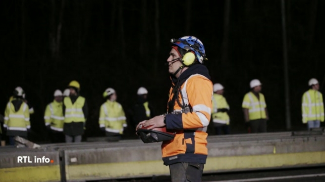 Depuis 4 h du matin, la circulation se fait sur une seule bande dans les deux sens de la E40. Le trafic reprendra demain à 4 h. Le nouveau pont est prêt mais son installation n'aura lieu qu'en septembre.