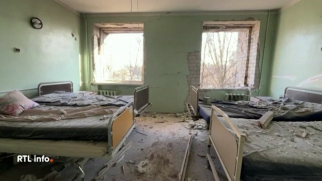 Une frappe russe a touché une maternité de Zaporijjia ce dimanche, faisant au moins six blessés. Les images montrent des salles éventrées et des débris au sol. Deux femmes en plein examen médical figurent parmi les personnes blessées.