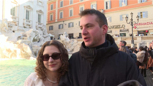 La fontaine de Trevi innove : pour 2 euros, les touristes peuvent descendre bord du bassin pour jeter une pièce, une mesure pour financer l’entretien et freiner le surtourisme.