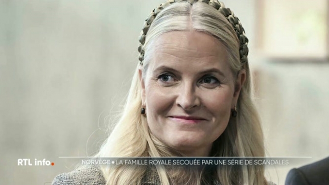 Alors que son fils aîné Marius s'apprête à être jugé pour viols, la future reine de Norvège est éclaboussée par un autre scandale, les nouveaux documents de l'affaire Jeffrey Epstein, trahissant une proximité avec le prédateur sexuel américain aujourd'hui décédé. Explications.
