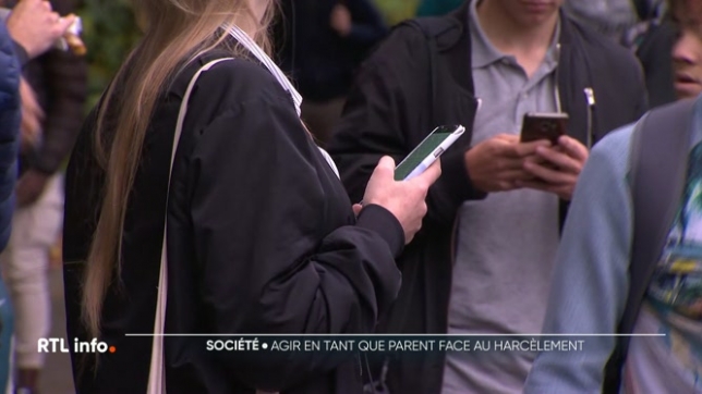 Face au phénomène de harcèlement scolaire que subissent leurs enfants, les parents sont souvent démunis. Comment tout d'abord repérer les indices de violences physiques ou mentales, comment déceler les faits ? Et puis, comment réagir et en parler ?