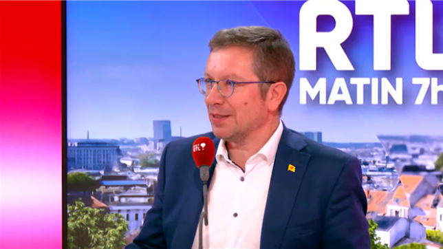 Une vignette autoroutière bientôt en circulation ? Les routes coûtent en entretien