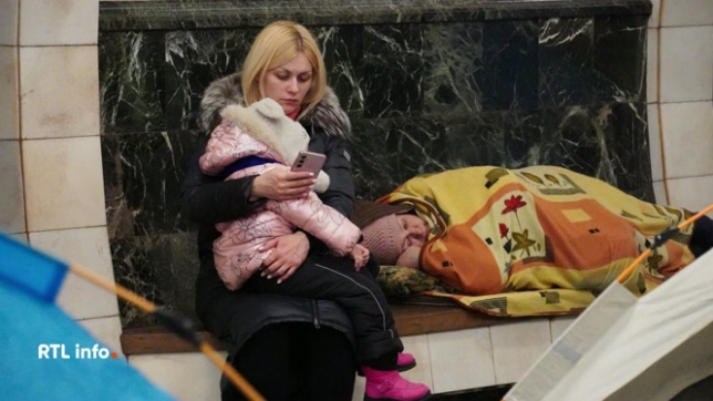 La Russie a repris ses frappes sur les infrastructures énergétiques ukrainiennes tôt mardi matin, privant de chauffage plus d'un millier de logements à Kiev, alors que les températures descendent jusqu'à -20 ºC. De nombreux habitants ont trouvé refuge dans les stations de métro.