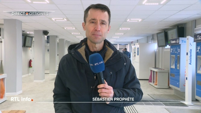 Un vaste chantier débute à la gare d'Ottignies, qui sera entièrement démolie pour laisser place à une infrastructure modernisée. Dès aujourd'hui, les navetteurs doivent passer par une gare provisoire. Le point en direct avec Sébastien Prophète.
