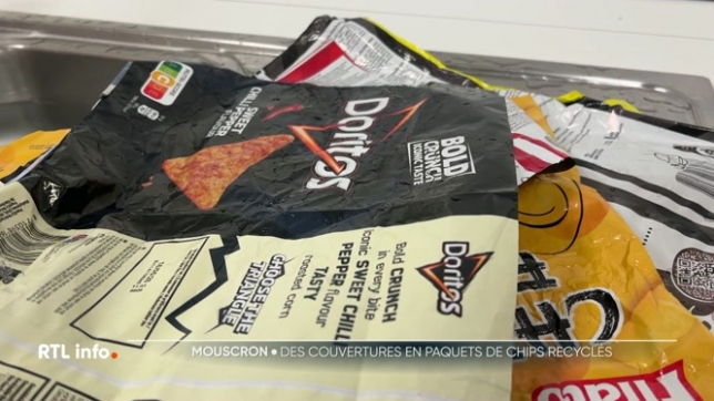 À Mouscron, le Carrefour, le centre de jour de psychiatrie du Centre hospitalier de Mouscron (CHM), a décidé de réutiliser les emballages de paquets de chips pour confectionner des couvertures de survie destinées aux personnes sans domicile fixe.