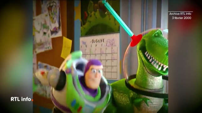 Une petite révolution technologique a marqué l'an 2000 : le film Toy Story 2 est devenu le premier long métrage diffusé grâce à un disque dur numérique, mettant fin à l'ère de la bobine. Un changement majeur qui allait transformer en profondeur toute la chaîne de création et de diffusion du cinéma.