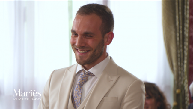Alors que le grand jour approche, Vincent peine à dissimuler son anxiété. Face à l’inconnu et au regard des familles, le futur marié vit une montée de tension intense avant sa rencontre avec Mélanie.