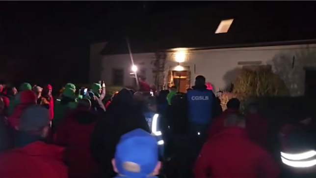 Plusieurs centaines de syndicalistes LETEC ont réveillé tôt ce mercredi le ministre des Transports à son domicile.