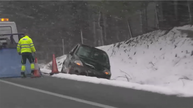L'Espagne est confrontée à une nouvelle tempête violente, Leonardo, la troisième en quelques mois, alors que les conditions météorologiques extrêmes continuent de frapper la péninsule. L'Agence météorologique nationale (Aemet) a émis des alertes météo pour dix communautés autonomes, ainsi que pour les villes de Ceuta et Melilla, en raison des risques de fortes pluies, de neige, de vents violents, de dégel et de fortes vagues.

L'Andalousie est placée en alerte rouge. Grazalema (Cadix) et Ronda (Malaga) devraient recevoir plus de 200 litres de pluie par mètre carré en 24 heures, ce qui représente un danger exceptionnel. La tempête a déjà perturbé le trafic ferroviaire, contraignant la Renfe à suspendre la circulation des TGV entre Malaga et Antequera suite à des glissements de terrain à Álora.

Par ailleurs, 73 routes sont enneigées et 38 routes secondaires sont fermées en raison d'inondations, selon la Direction générale de la circulation (DGT).