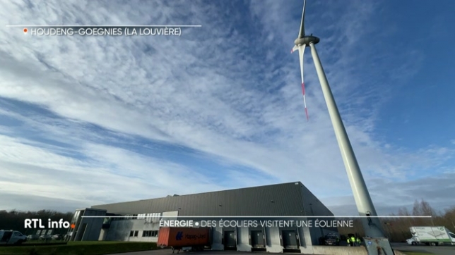 Des élèves de 6e primaire de La Louvière ont pu en visiter une à Houdeng-Goegnies. Une éolienne citoyenne dont sont copropriétaires un peu plus de deux cents habitants de la région.