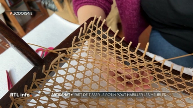 Partons à la découverte d'un artisanat de plus en plus rare chez nous : le cannage. L'art de tisser le rotin pour habiller des meubles, notamment les chaises. Il en reste deux en Wallonie. Rencontre avec l'une d'elles à Jodoigne.