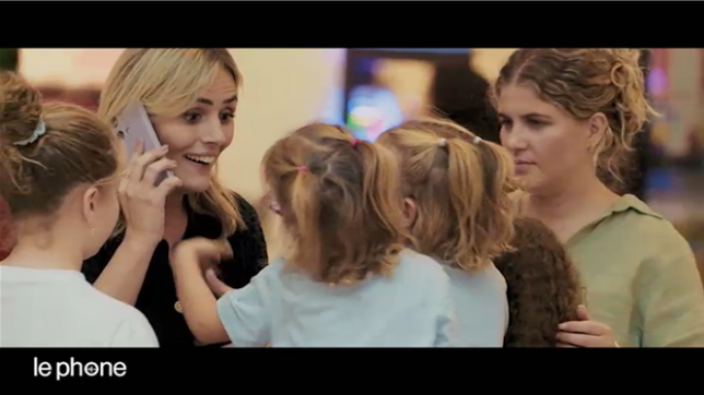 Dans le nouvel épisode de l’émission « Le Phone », tourné à Bruxelles, deux femmes au tempérament bien trempé acceptent un défi fou : répondre à un téléphone qui sonne dans un centre commercial, sans savoir que leur vie va changer pendant trois heures.