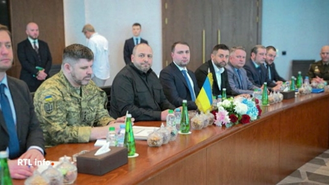 Les négociateurs ukrainiens, russes et américains se retrouvent à Abou Dhabi pour faire avancer de difficiles pourparlers visant à mettre fin à quatre ans de guerre en Ukraine, après de nouvelles frappes massives russes sur des sites énergétiques du pays.