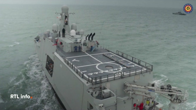 Le ministre de la Défense annonce l'ouverture d'une enquête pour déterminer les causes d'un incident survenu sur le tout nouveau chasseur de mines Ostende. De la fumée s'est dégagée d'un moteur. Heureusement le personnel a réagi rapidement. Les pompiers de Bruges sont intervenus.