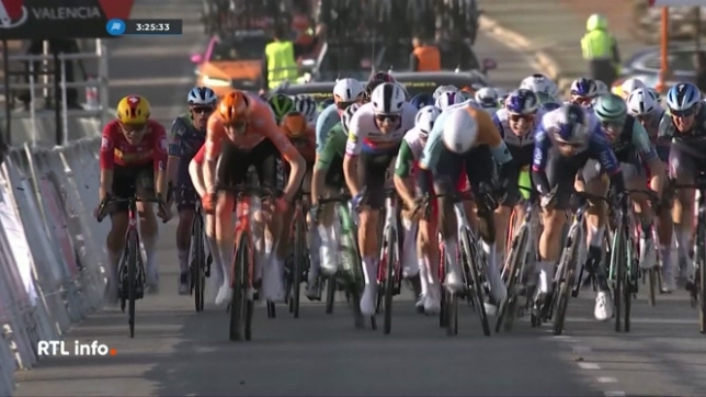 La première étape du Tour de Valence a été remportée au sprint par Biniam Girmay. Le coureur érythréen devance le Belge Arne Marit, équipier de Remco Evenepoel. Evenepoel, qui occupe la 7? place au classement général, sera demain le grand favori pour le contre-la-montre individuel de 17 km.