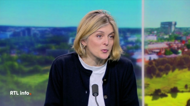 La réalisatrice Valérie Donzelli est l'invitée d'Olivier Schoonejans poiur présenter son dernier film, A pied d'Oeuvre, sorti hier en salles. C'est l'histoire d'un certain Paul Marquet, photographe, qui plaque tout pour écrire, écrire et encore écrire à tout prix...