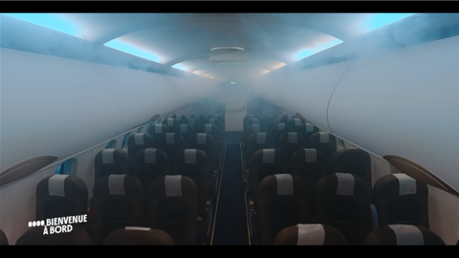 Combinaison, fumée, stress... Pour valider sa reprise, Aurélie affronte un exercice redouté par tout le personnel navigant. Objectif : éteindre un feu en pleine cabine, comme en situation réelle.