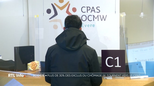 Un mois après l'entrée en vigueur de la réforme du chômage, 21.000 personnes ont vu leurs allocations supprimées depuis janvier. Le gouvernement fédéral avait prévu que 30 % des exclus iraient frapper à la porte des CPAS, mais sur le terrain, ce chiffre est bien plus élevé.