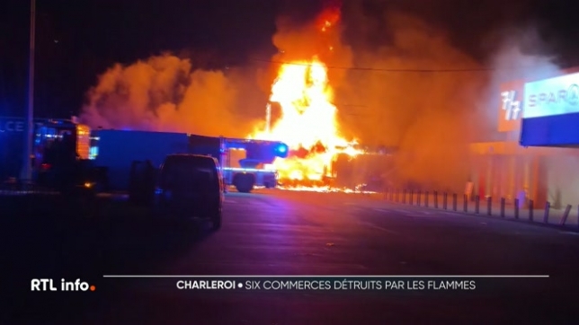 Une friterie et une crêperie ont été incendiées la nuit dernière à Marcinelle (Charleroi). 6 commerces ont été touchés par les flammes et les fumées. Une enquête a été ouverte par le parquet. Deux suspects cagoulés ont été aperçus sur place avant de prendre la fuite.