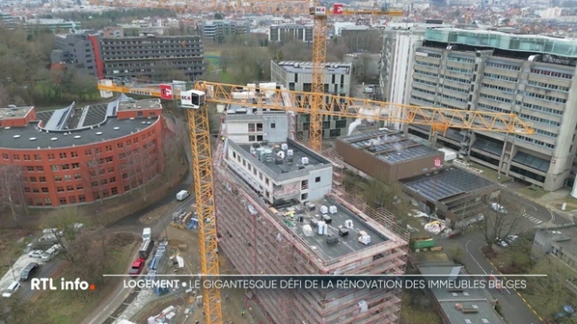 Le logement est un défi de taille pour la Belgique, avec un parc immobilier vieillissant et de nouvelles normes européennes à l'horizon 2050. D'ici là, 9 logements sur 10 devront être rénovés pour correspondre à ces critères. Ces chantiers, tant privés que publics, prennent énormément de temps.