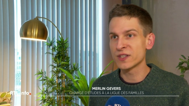 Le conseil des ministres restreint a débattu aujourd'hui de la situation des aidants proches. Certains risquent de perdre leurs allocations de chômage, parce qu'ils n'ont d'autre choix que de prendre soin d'un proche gravement malade ou handicapé.