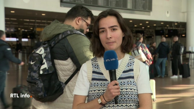 Un problème technique affectant les portiques électroniques de contrôle des passeports à Brussels Airport provoque depuis vendredi soir d'importants délais pour les vols hors Schengen. Le point en direct avec Claire Carosone.