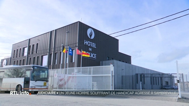 Un jeune homme de 26 ans en situation de handicap a été violemment agressé jeudi à Sambreville par un groupe de cinq à six individus. Son état reste préoccupant. Le parquet indique qu'il pourrait s'agir d'une agression homophobe. Plusieurs suspects ont été interpellés, d'autres sont en fuite.