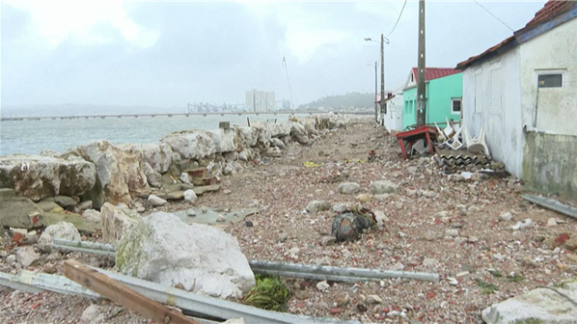 La péninsule Ibérique a été frappée ce samedi par la tempête Marta, provoquant pluies diluviennes, rafales violentes et de lourds dégâts en Espagne comme au Portugal. En Andalousie, des milliers d’habitants ont dû être évacués, tandis qu’au Portugal, un pompier volontaire a perdu la vie lors d’une intervention.