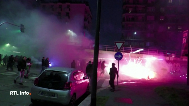À Milan, la fête olympique a tourné à la confrontation. Au lendemain de la cérémonie d'ouverture, des milliers de manifestants sont descendus dans la rue pour dénoncer les Jeux. La fin du cortège a dégénéré et des heurts avec les forces de l'ordre ont eu lieu.
