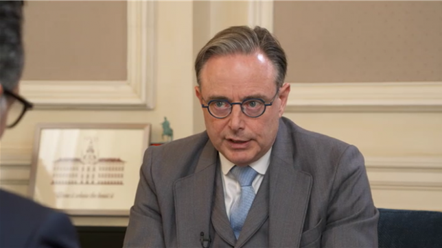 Bart De Wever fait son bilan, après un an comme Premier ministre de notre pays. Il répond aux questions de Martin Buxant chez lui, au 16 rue de la Loi.