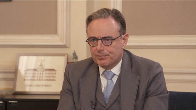 Après un an à la tête de notre pays, l’heure est au bilan pour Bart De Wever. Le Premier ministre a accordé une interview à Martin Buxant au 16, rue de la Loi. Voici les moments forts de cet entretien exceptionnel.