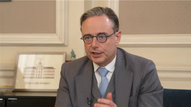 Après un an à la tête de notre pays, l’heure est au bilan pour Bart De Wever. Le Premier ministre a accordé une interview à Martin Buxant au 16, rue de la Loi. Voici les moments forts de cet entretien exceptionnel. Bart De Wever revient notamment sur le moment le plus difficile de son gouvernement.