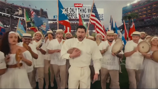 Invité vedette du Super Bowl ce dimanche à Santa Clara (Californie), Bad Bunny a transformé le très attendu spectacle de la mi-temps en un vibrant hommage à Porto Rico et à l’Amérique latine, tout en choisissant de laisser de côté toute référence directe à Donald Trump et à sa politique migratoire.