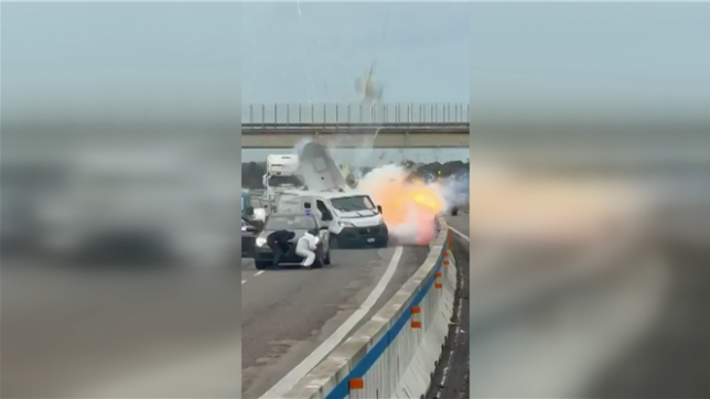 Un fourgon blindé a été attaqué ce lundi matin sur une route stratégique reliant Brindisi à Lecce, dans le sud de l’Italie. Les malfaiteurs ont incendié un véhicule pour bloquer la circulation avant de passer à l’action. Aucun blessé n’est à déplorer, mais plusieurs suspects sont toujours en fuite, rapportent les médias transalpins.