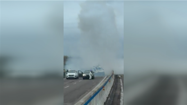 Un fourgon blindé a été attaqué ce lundi matin sur une route stratégique reliant Brindisi à Lecce, dans le sud de l’Italie. Les malfaiteurs ont incendié un véhicule pour bloquer la circulation avant de passer à l’action. Aucun blessé n’est à déplorer, mais plusieurs suspects sont toujours en fuite, rapportent les médias transalpins.