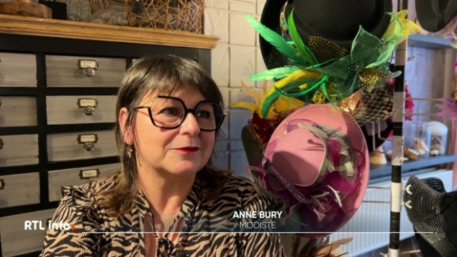 Porter un chapeau représente un attachement au folklore pour les femmes de gilles. Plusieurs semaines avant les festivités carnavalesques, le salon d'Anne se transforme en atelier de confection. Choix du feutre, du moule, de la décoration, Anne réalise des chapeaux originaux avec passion.