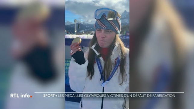 Plusieurs athlètes ont vu leur récompense se casser, à peine quelques minutes après l'avoir reçue. L'attache qui permet de fixer la médaille au ruban placé autour du cou connaît un défaut de fabrication. La direction des opérations des Jeux a répondu travailler de manière à éviter ces désagréments.