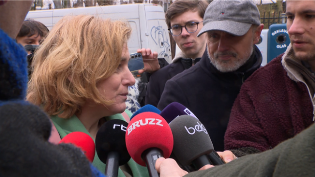 Elke Van den Brandt s'exprime avant d'entrer en  conclave pour la formation d'un gouvernement bruxellois.