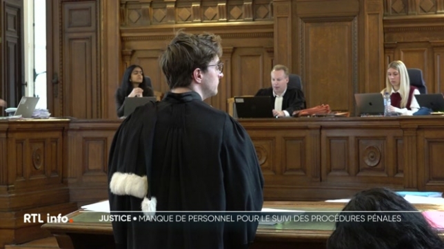 Le nouveau procureur du roi de Bruxelles, Jean Moinil, pratique une politique bien plus répressive. En 2025, il y a eu 4 fois plus de procédures en jugement accéléré. Mais les tribunaux ne savent pas suivre cette cadence, et les délais pour obtenir un jugement se sont encore allongés.