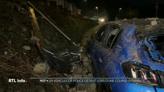 Les patrouilleurs tentaient de rattraper des délinquants s'adonnant à du rodéo urbain, hier soir à Huy. Le véhicule de police a fait une embardée et a percuté un muret. Un piéton a été légèrement blessé.
