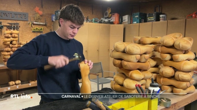 Dans moins d'une semaine aura lieu le carnaval de Binche. Les Gilles vont battre le pavé avec des sabots faits sur mesure. Voici comment ils sont faits.