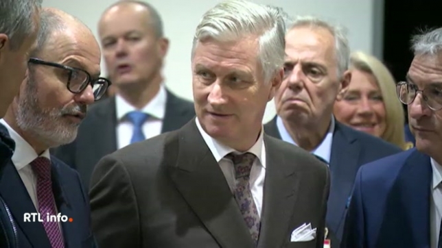 Le Roi s'est entretenu avec le personnel de la fabrique d'armes, en plein contexte de réarmement et d'investissements dans la défense. L'entreprise a un carnet de commande bien rempli.