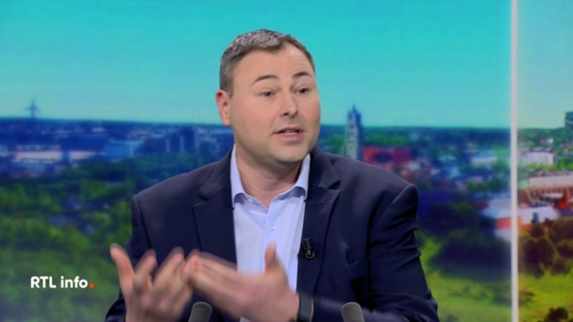 En plateau, Benjamin Maréchal évoque son émission diffusée ce soir sur RTL tvi, Le bureau des arnaques. Il explique comment une mère de famille s'est fait escroquer de plus de 4.000 euros, car elle pensait avoir trouvé le grand amour sur internet.