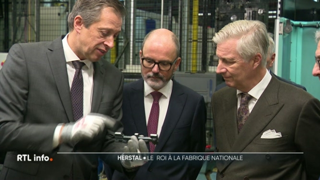 Le Roi s'est entretenu avec le personnel de la fabrique d'armes, en plein contexte de réarmement et d'investissements dans la défense. L'entreprise a un carnet de commande bien rempli.